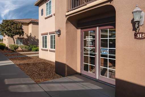 Bella Vista leasing office