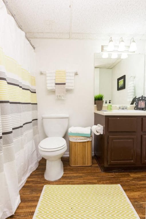 Casa 39 Apartments bathroom with decor