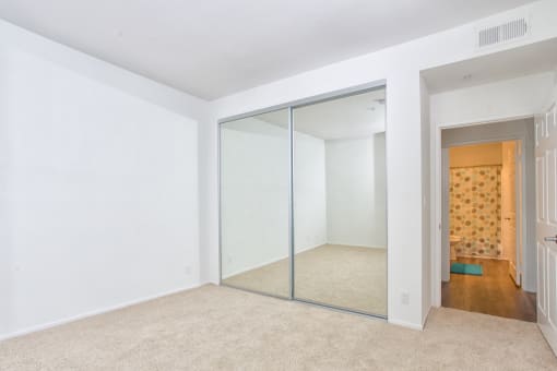 5015 Clinton Apartments bedroom with mirror closet