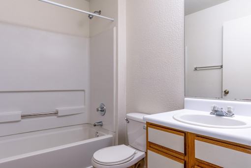 Country Ranch Apartments bathroom