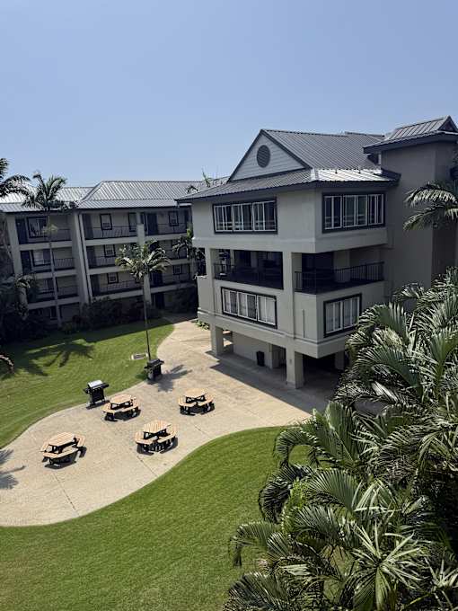 The Waterfront Apartments Courtyard and Tables