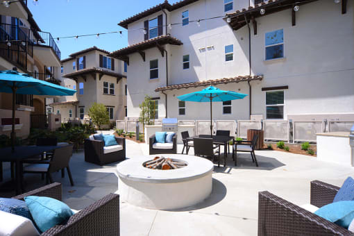 Yolo Apartments Fire Pit and Barbecue Area