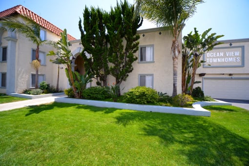 Ocean View Townhomes exterior building lawn