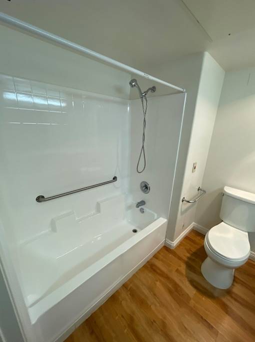 Hacienda Senior Villas One Bedroom bathtub