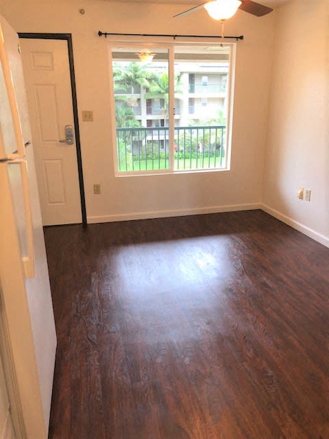 The Waterfront Apartments at Kahului living area and entry way