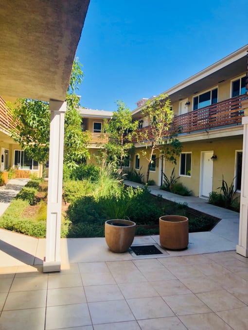 296 N Oakland Apartments Courtyard