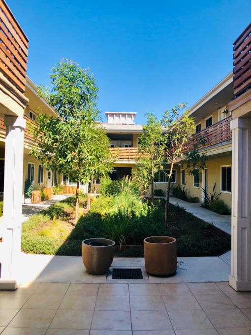 296 N Oakland Apartments courtyard