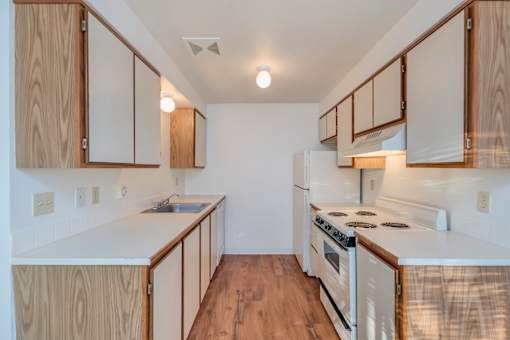 Courtside Apartments kitchen