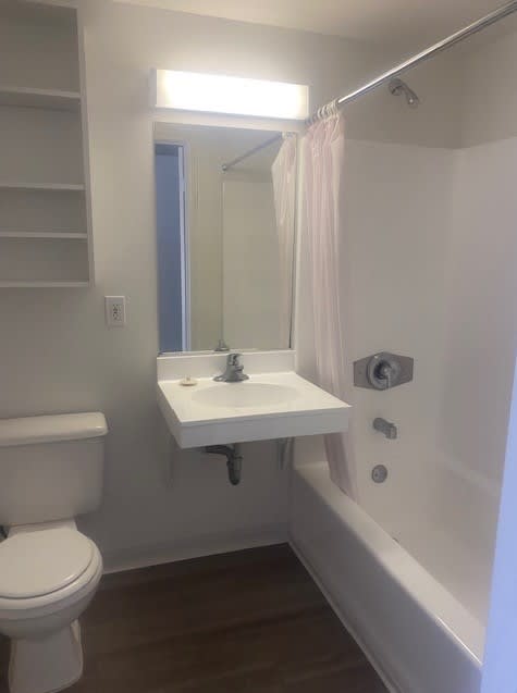 Irvine Inn bathroom