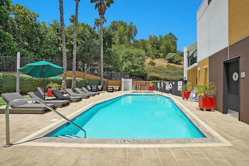Legado Encino Sparkling Pool