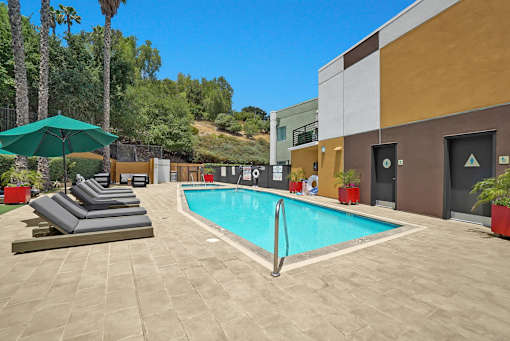 Legado Encino Sparkling Pool