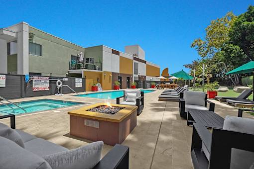 Legado Encino Pool and Lounge Area