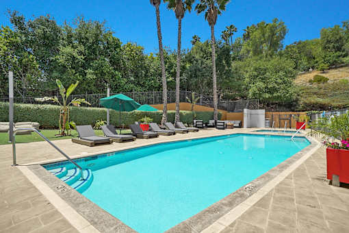 Legado Encino Sparkling Pool