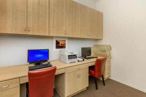 MacArthur Apartments business center