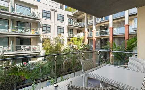 Maia Avira balcony