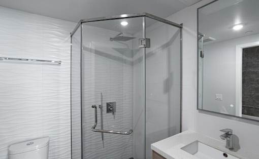 Maia Avira shower