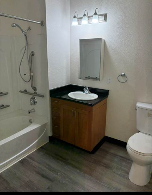 Miley Gardens Bathroom
