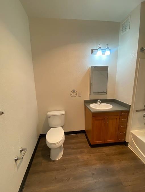 Miley Gardens bathroom