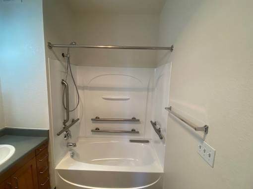 Miley Gardens bathtub