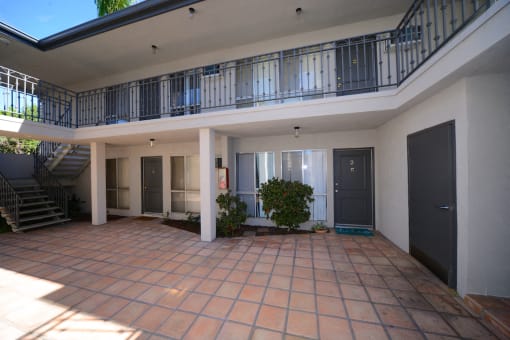13558 Moorpark Apartments courtyard