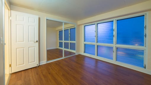 Napili Towers bedroom with mirror doored closet
