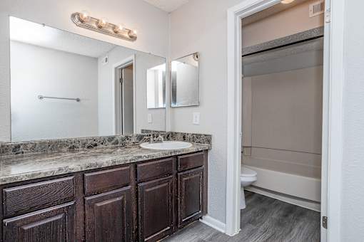 Oak Tree Village Bathroom (3 Bedroom)