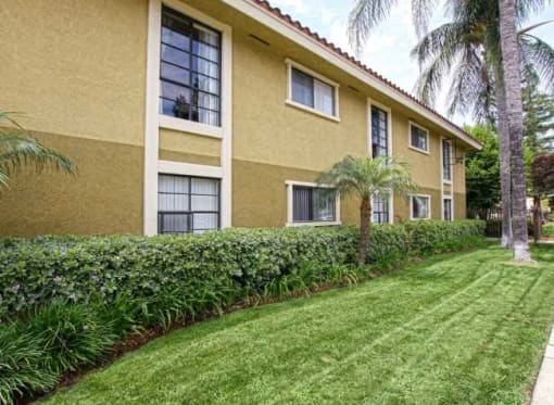 University Commons exterior grass lawn