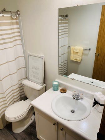 Silver Shadow Apartments Bathroom