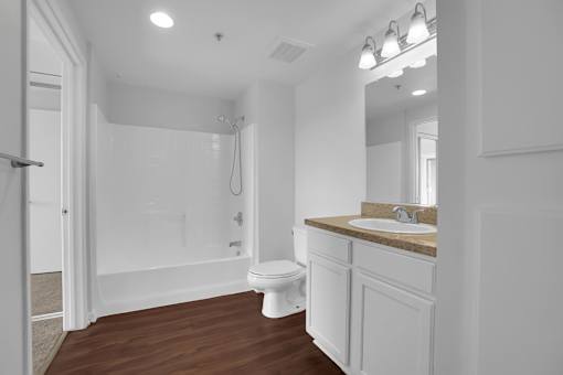 The Plaza on California Bathroom