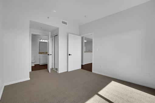 The Plaza on California Bedroom