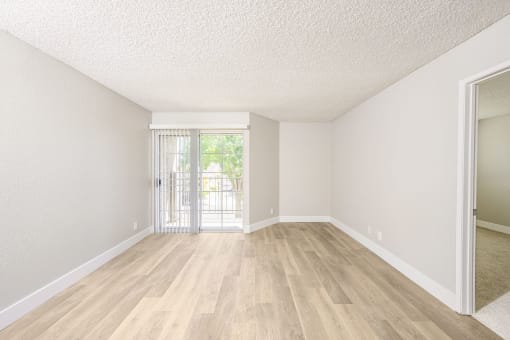 1435 StanleyAve 1 Bed 1 Bath With Balcony