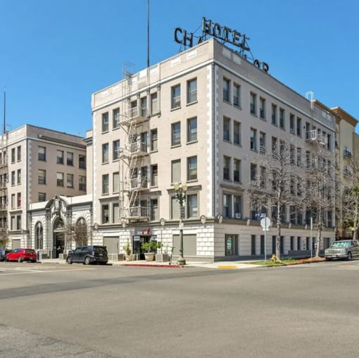 the hotel on the corner of a city street