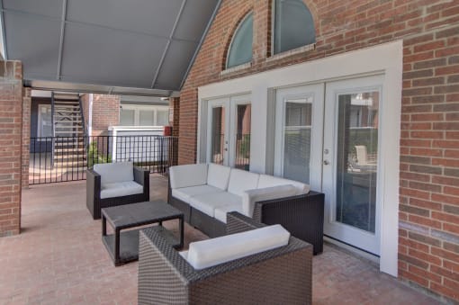 Trellis at Lake Highlands exterior covered sitting area