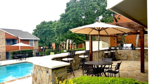 Bedford Oaks Apartments pool and patio