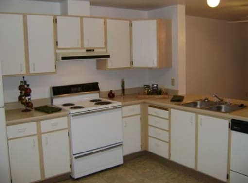 Yakima, WA Englewood Garden Villas Apartments kitchen