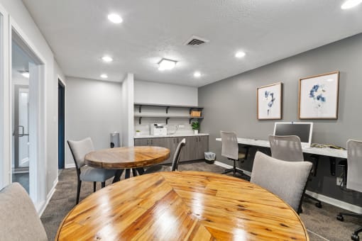 Apartments with Office Space and WiFi in Indianapolis