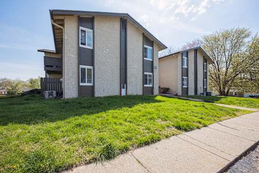 Just 15 minutes from Boeing and Lambert Airport, Hathaway Village is perfect for commuters looking for value and convenience.