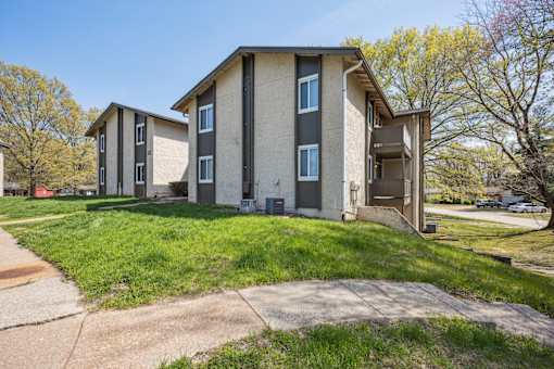 Minutes from Hazelwood schools and the St. Louis Outlet Mall, Hathaway Village offers stylish, affordable apartments in Florissant, MO.