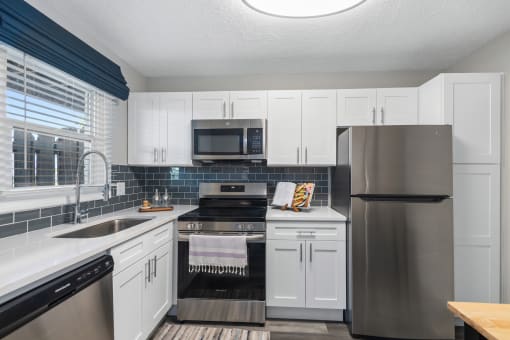 luxury one bed room apartment in Fishers available now