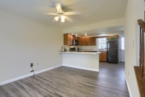 Mechanicsburg Apartments | Rockledge Townhomes |an empty living room with a kitchen in the background
