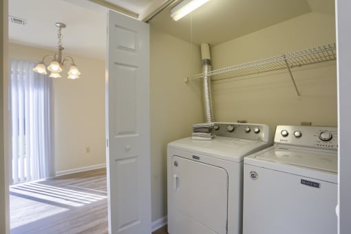 Mechanicsburg Apartments | Rockledge Townhomes |  a washer and dryer in a laundry room