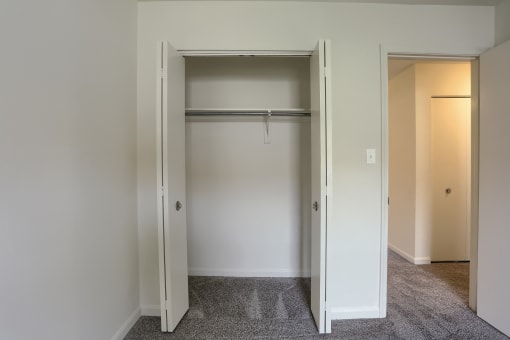Apartment Closet | Mechanicsburg Apartments | Mountain View Village