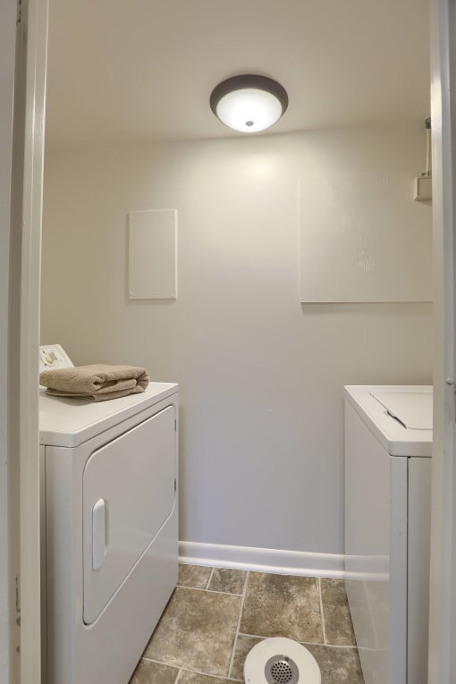 Mechanicsburg Apartments | Delbrook Manor Apartments | a small laundry room with a washer and dryer