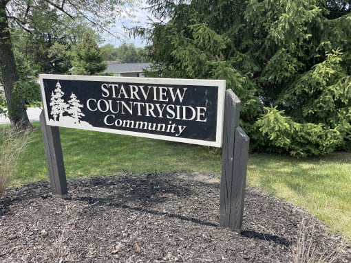 a sign for the starview countryside community