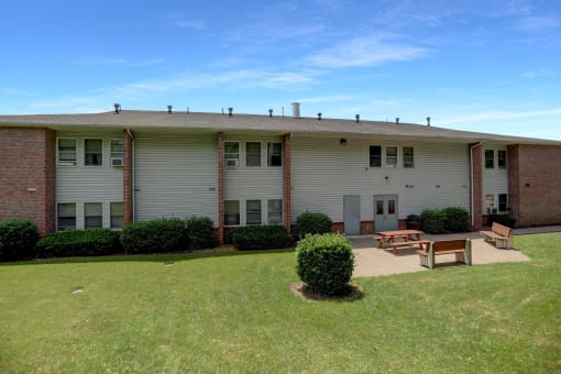 this is a photo of the courtyard at harvard place apartments in dallas, tx