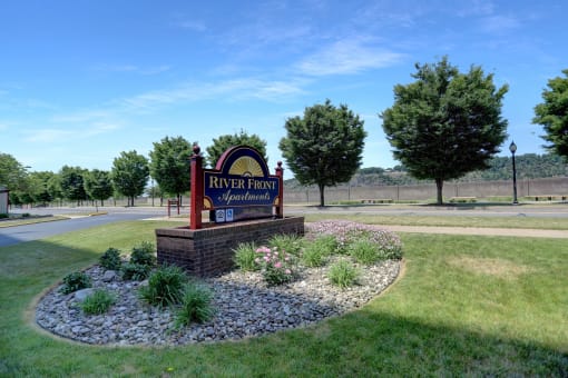 | Sunbury Apartments | River Front Apartments | Sign