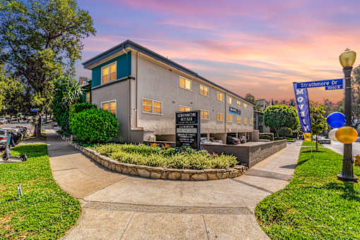 A building with a sign that says Strathmore Dr.