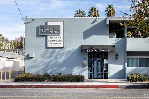 A building with a sign that says "Villa Park Apartments".