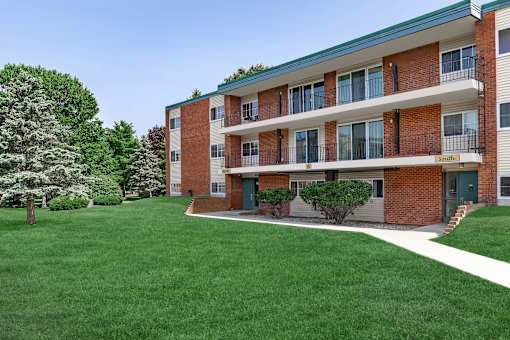 Lush Green Outdoor at North Pointe Apartments, Clifton Park, NY, 12065