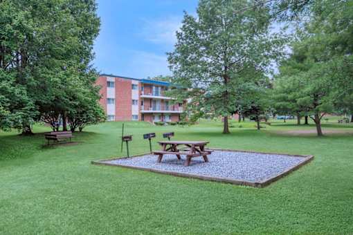Picnic Area at North Pointe Apartments, Clifton Park, 12065